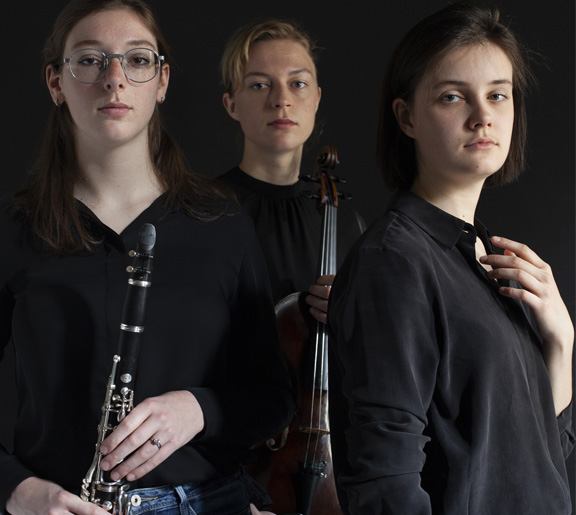 Het Oostertrio: gevormd in 2018, bestaat uit Sophie Schreurs (klarinet), Lotte Grotholt (altviool) en Maria Nikiforov (piano)